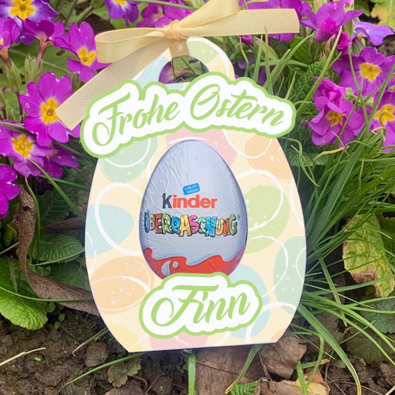 Foto eines Kinder Überraschungs Eis in einer aus Fotokarton gebastelten Geschenkverpackung.